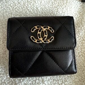 Chanel Short Flap 19 wallet in black lambskin